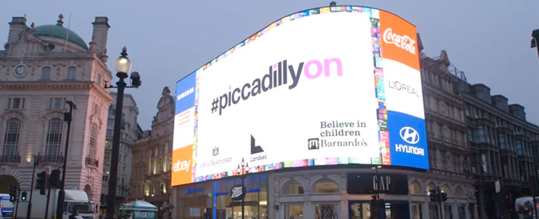 Piccadilly-Circus-de-Londres-se-ilumina-con-su-nueva-pantalla-Led-curva
