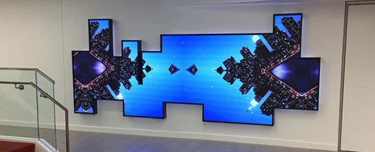 Equifax instala una creativa pantalla en su nueva sede con paneles Led de PixelFlex