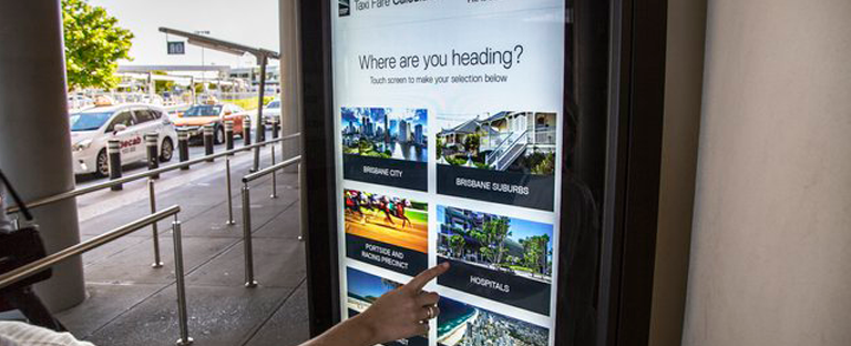 3 formas en que los aeropuertos vuelan alto con señalización digital
